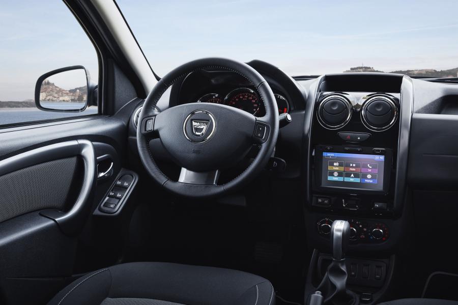 Панель приборов Dacia Duster Black Touch 2016 года  (фото 17 из 17)